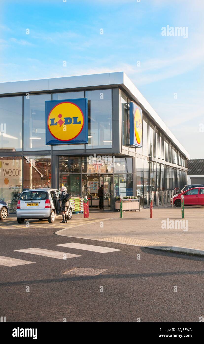 Les consommateurs d'aller dans un magasin Lidl nouvellement construit à Poulton le Fylde Lancashire England UK vente cuttring des éléments tels que les boissons, la nourriture, les vêtements, etc. Banque D'Images