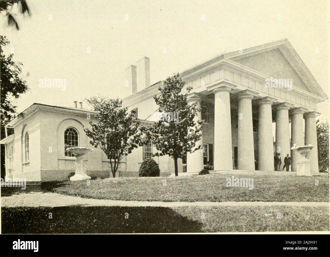 Sanctuaires historiques d'Amérique ; être l'histoire de cent vingt bâtiments historiques et les pionniers qui les ont rendues remarquable . ^^mjjmjmmjjjgmil MOUNT VERNON, en Virginie, VUE ARRIÈRE Photo de E. C. Hall8pp page 241. VIKiaXIA ARLIGTf)N, Photo par H. P. CookSec page 24G Banque D'Images
