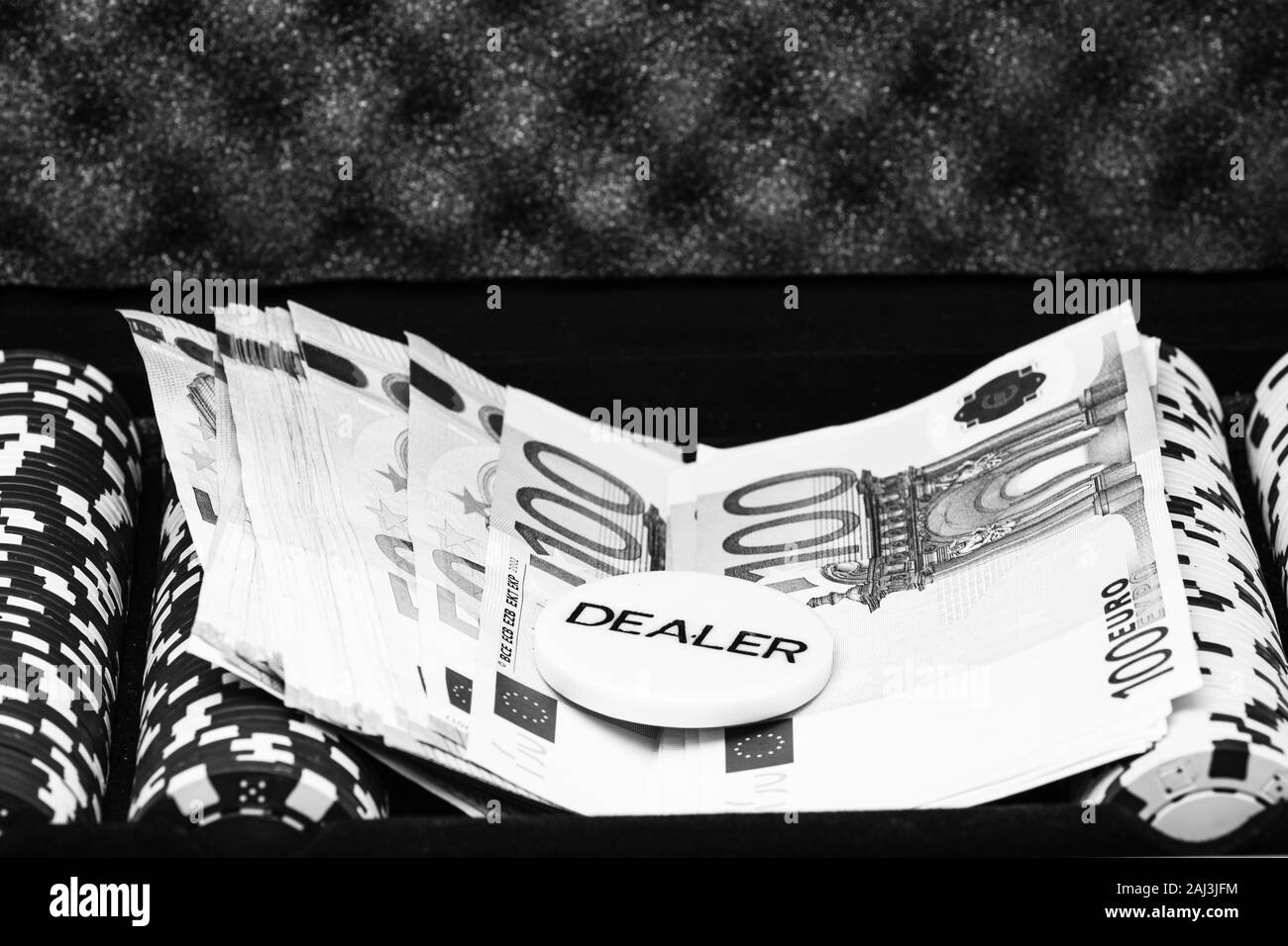 Poker jetons de casino et de l'argent close up. Concept de Casino, risque, chance, bonne chance ou le jeu. Détail de jetons de casino, EURO currency Banque D'Images