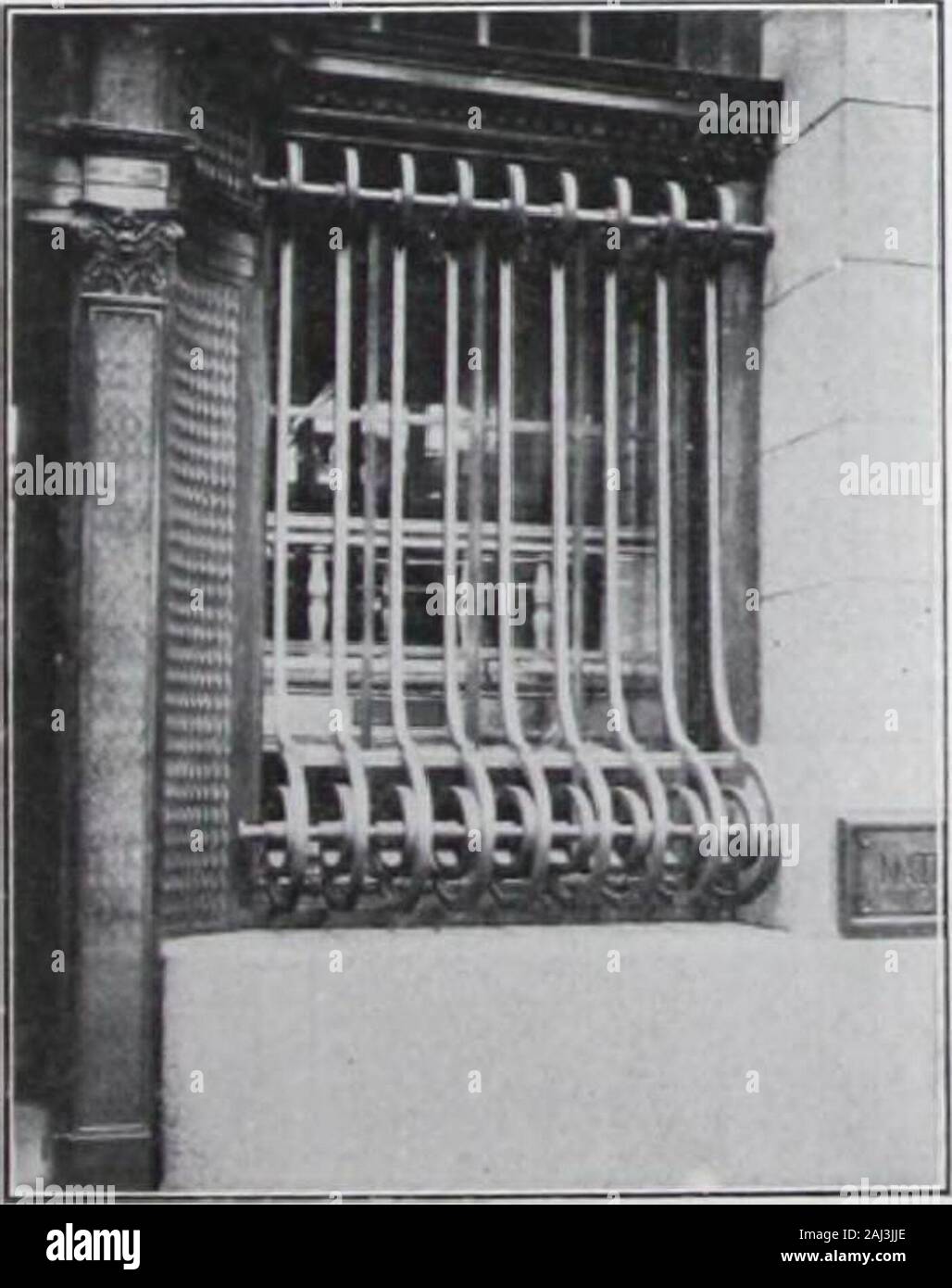 Des capacités et de l'ingénierie Édition 1921 Catalogue . En Laiton et Bronze d'ornement, y compris les travaux d'aménagement de bureau de la Banque et de l'escalier, Rails, Rails, Tube Magasin Bronze fronts, à l'extérieur de lanternes, andStandards en bronze et en fer forgé, des braseros, chenets. Garde-boue,bordures, etc. Hand-Forged le cuivre, laiton et fer. Ornementales Fine Castings. Wc inviter vos questions sur monument spécial comprimés.. Banque D'Images