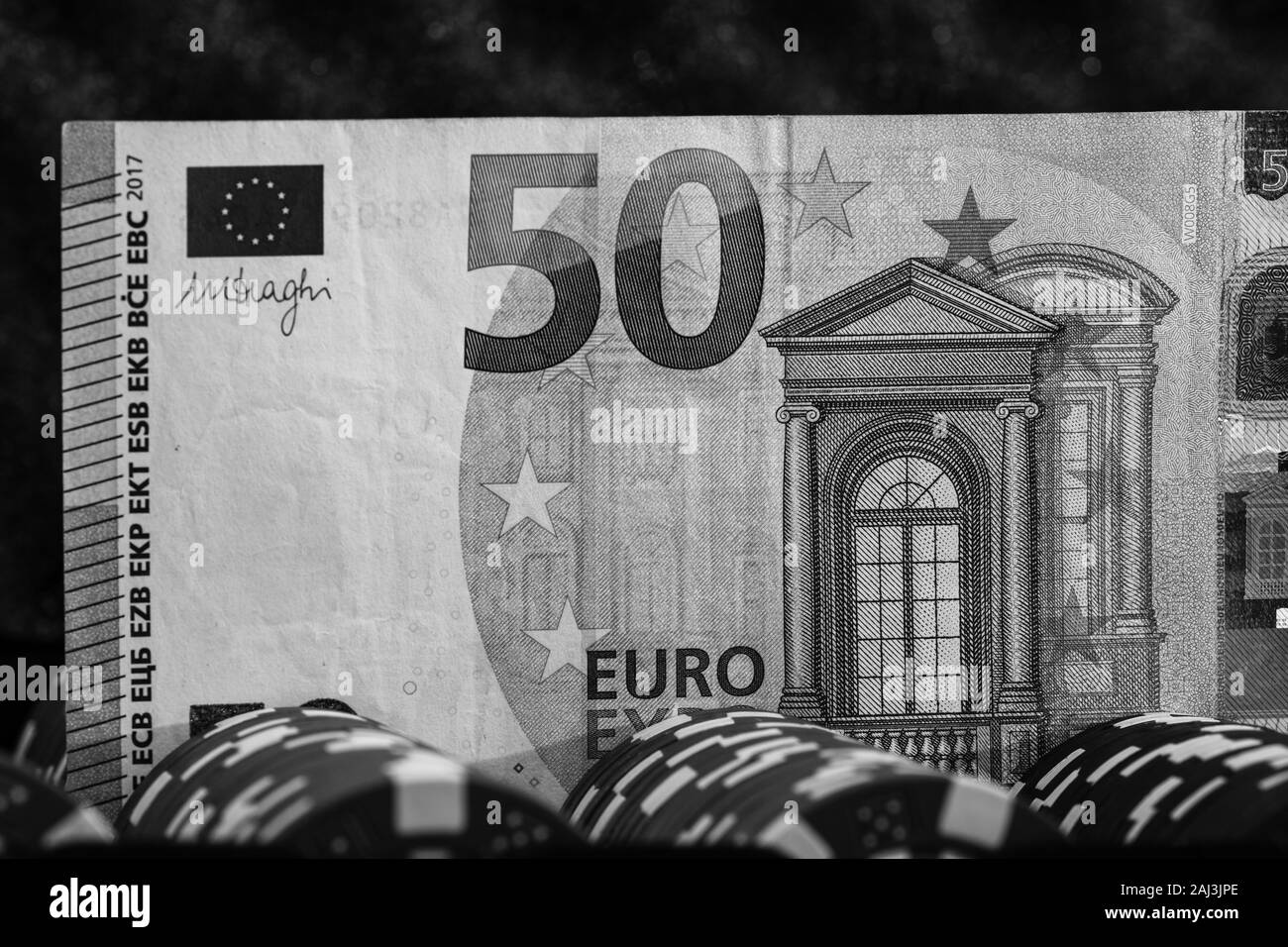 Poker jetons de casino et de l'argent close up. Concept de Casino, risque, chance, bonne chance ou le jeu. Détail de jetons de casino, EURO currency Banque D'Images