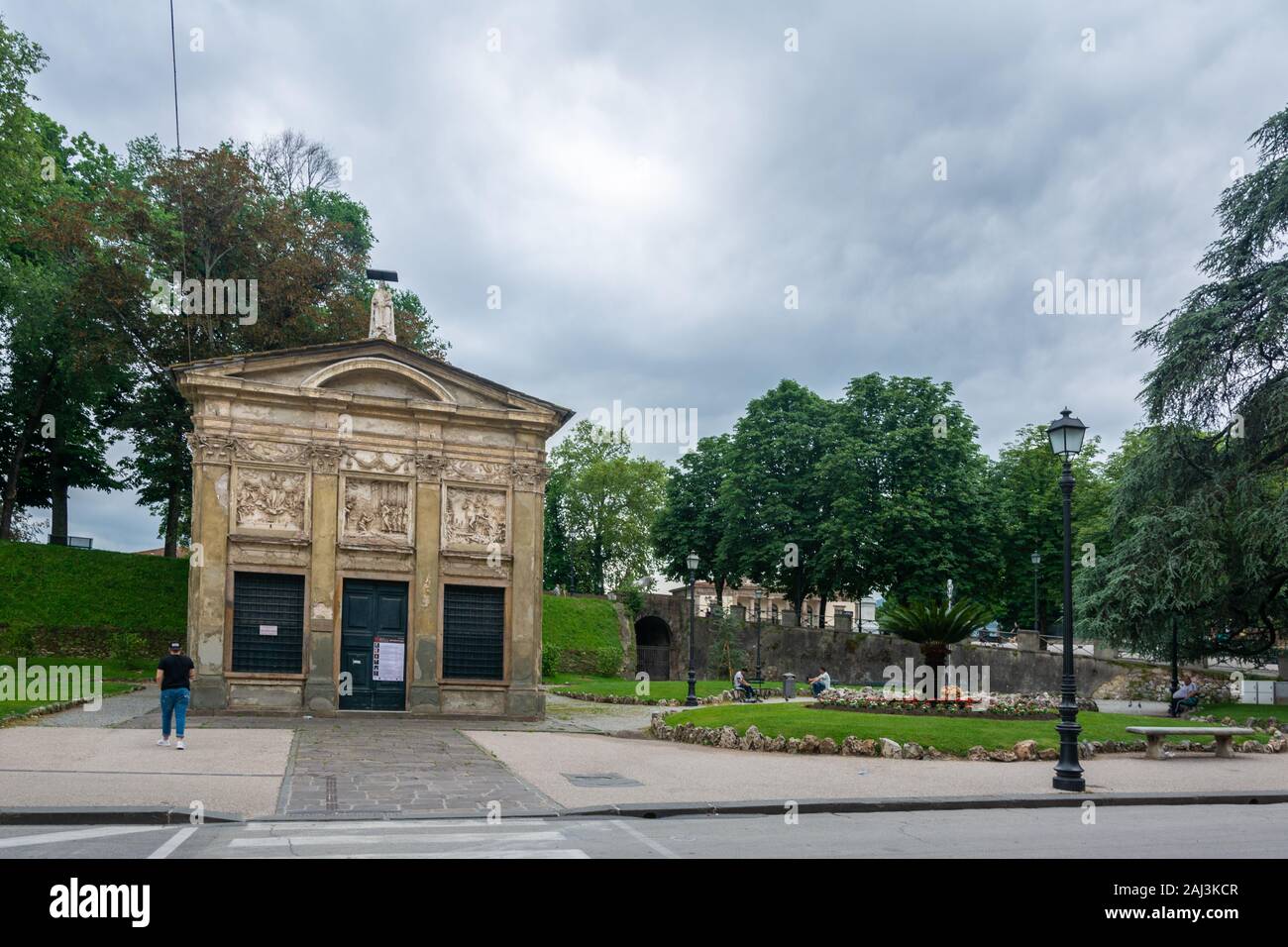 Lucca, Italie - le 6 juin 2019 : une petite église catholique de l'Oratorio della Madonnina et fontaine dans Lucca. Banque D'Images