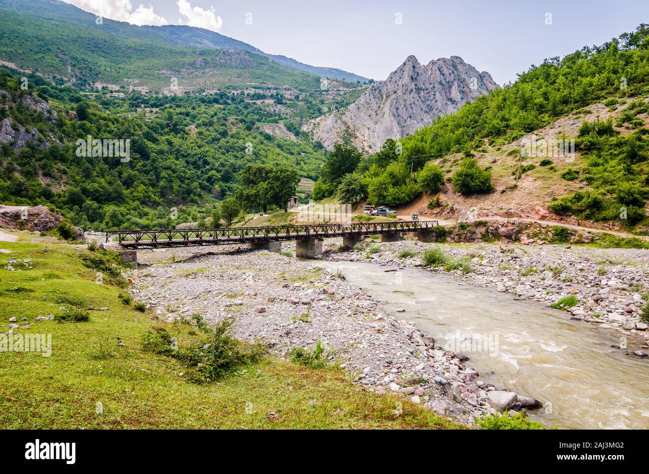 Vieux pont au-dessus de la rivière Drin noir près de village Malqene en Albanie Banque D'Images