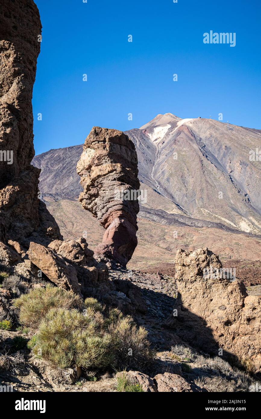 Formation rocheuse unique connu sous le nom de "Roque Cinchado' dans le Parc National du Teide, Tenerife, Espagne. Le point de vue a été présenté sur l'ancien espagnol 1000 pesos note. Banque D'Images