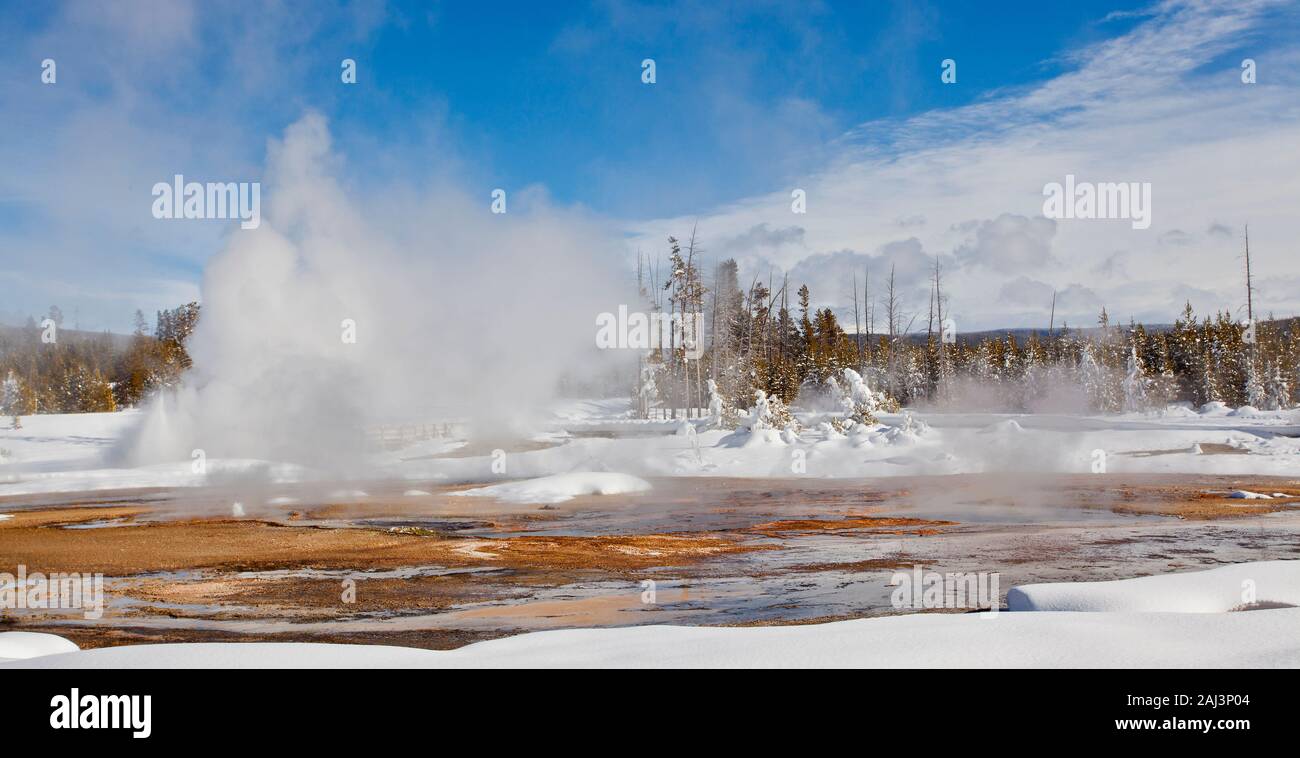Le lac au coucher du soleil, le Parc National de Yellowstone, Wyoming, USA Banque D'Images