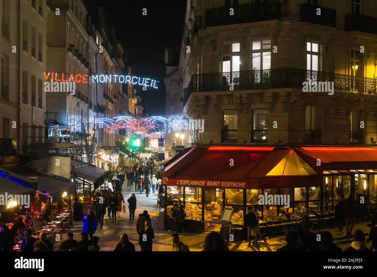 Paris street night - Rue Montorgueil décoré durant la saison de Noël à Paris, France, Europe. Banque D'Images