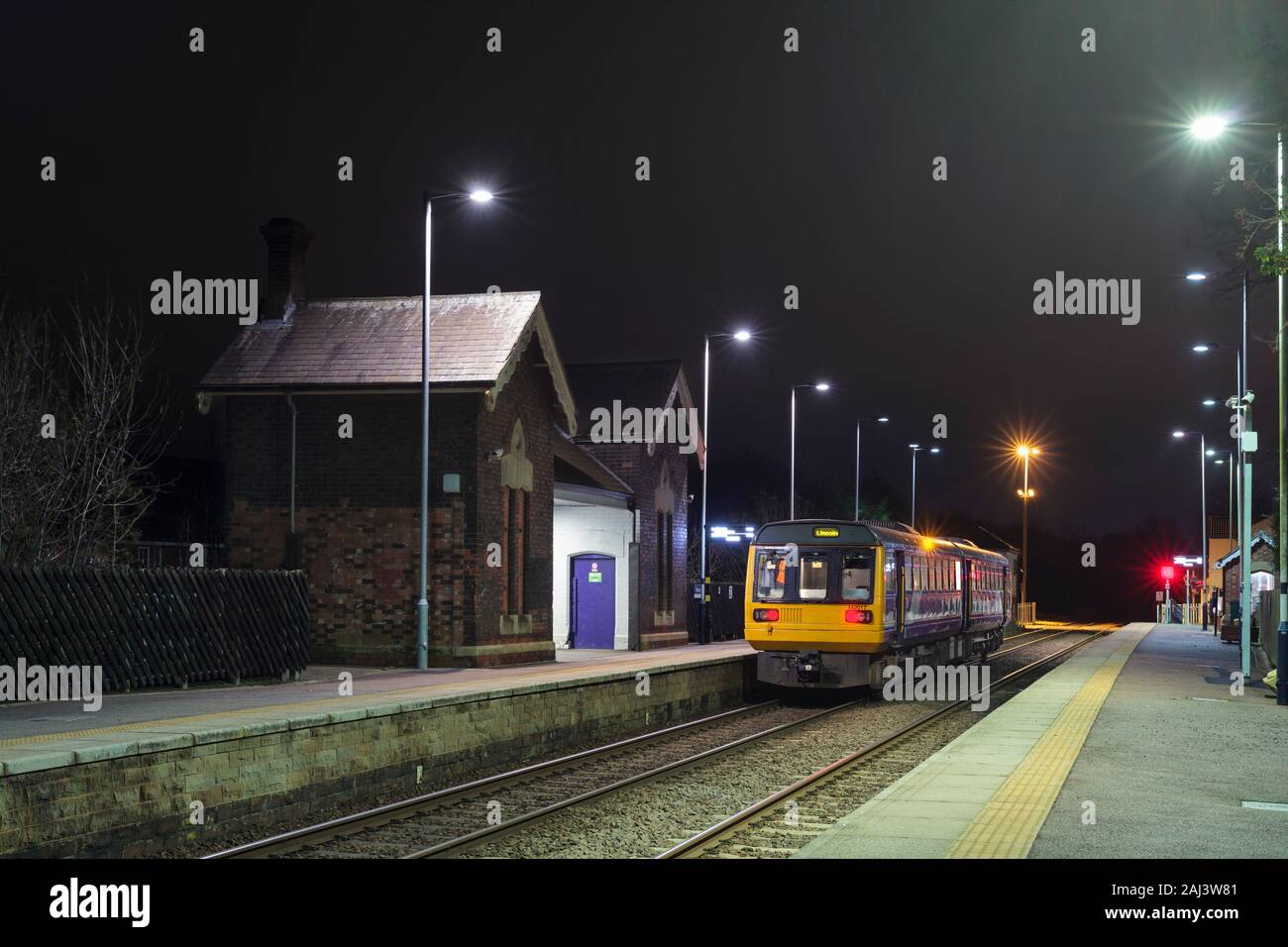 Classe 142 arriva Northern rail train 142017 stimulateur à Shireoaks avec une gare à gare Lincoln Sheffield Banque D'Images