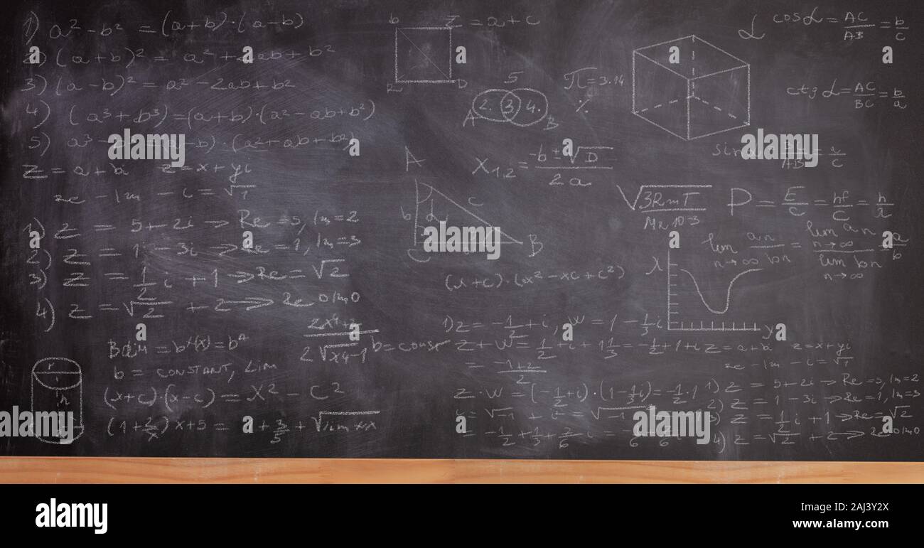 Tableau noir de l'école écrit avec des formules mathématiques et des ...