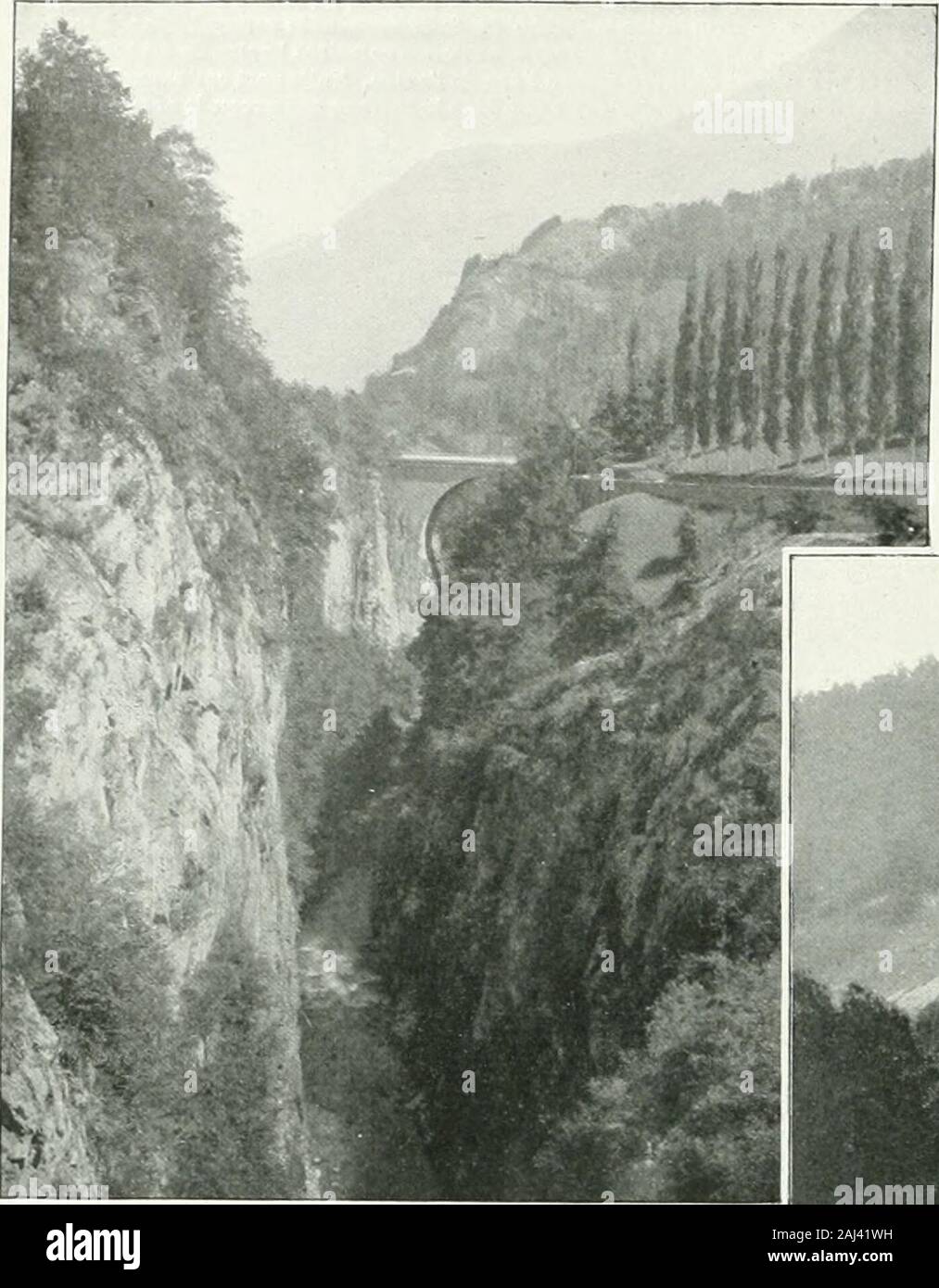 Album géographique : La France . iaisible rivière dans lo rielie dela pavs. Clialosse Dax est k la fois grandluarehé nu agricole et une jolie ville deplaisance, qui doit une pari de sa lor-lune ù ses eaux. therniales ALEC&gt ;( GtlOGRAPHIQUE. - C. 26 ALBUM GÉOGRAPHIQUE. 03. Nos rivières : Le fait un Pikhrefitte. Il mcinrdes - csl régions de fils cours encaissé de monlatrncs nestpoint ^où le visible avc alors quon lentend mugir au fond des gorges. Cc^ice merveilleux spectacle qui attire tant de visiteurs dans la rcgionde Pierrefilte iiarticuliôrement oîi le cours est resserre. 62. Nos rivières : Ha Banque D'Images