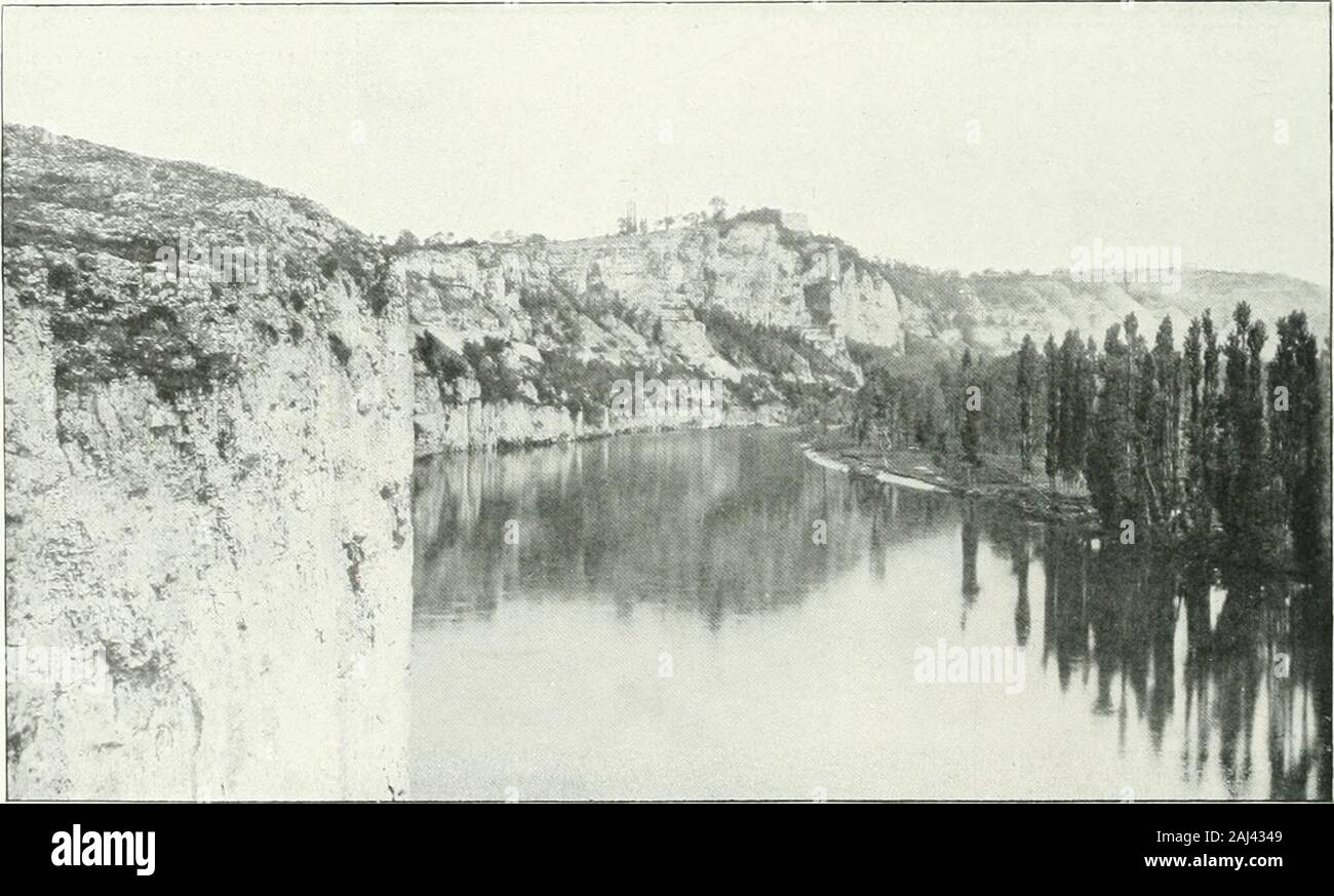 Album géographique : La France . .&Gt;ii. Nos rivières : une vronnk La G. : Touloum. - Noire g^llrmepvrônèen Garoniin raud, la, a reçu à Toulouse toutes les eaux descendues dola liante montagne. Toulouse sest établie sur ses l&155;adr. au point oiiconvergent les vallées de lHers. de rAriège cl de la Garonne. J.c longde la grande île de Tonnîs et près du faubourg de Saint-Cypricn laGaronne, est trop iirotundènicnt p-Mi encaissée ponr la sécurité >c ses riverains. Pendant la désastreuse de ISTo. iuundatiou who owns calendar Saint-Cyprien, et qui fit tant de viclinies. Ses eaux montèrent de près de 10 mèt Banque D'Images