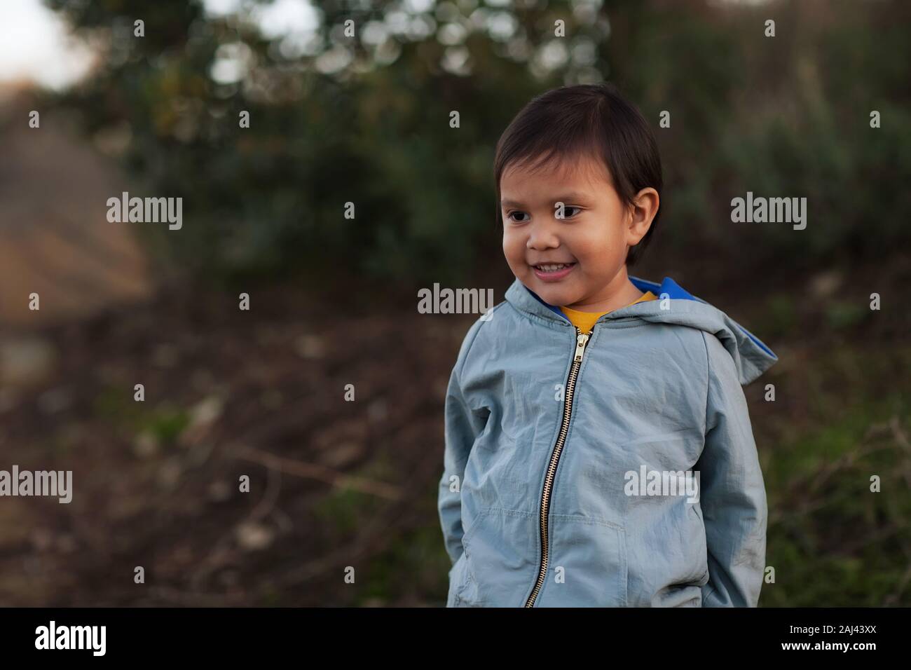 Un jeune garçon hispanique portant une chemise et profiter d'une journée dans le désert. Banque D'Images