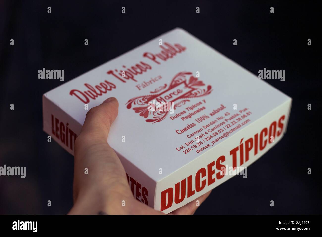 Mexican Dulces Tipicos.Woman is holding une boîte avec assortiment de bonbons traditionnels Banque D'Images