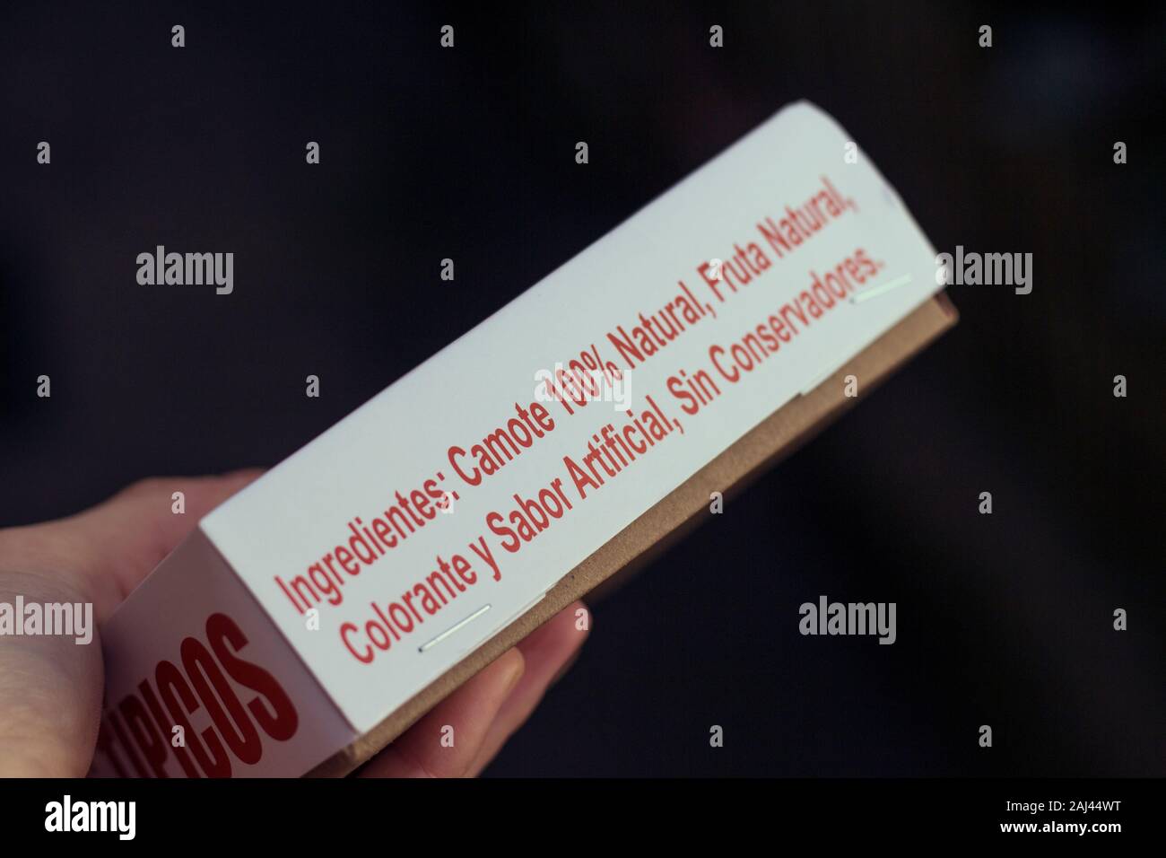 Mexican Dulces Tipicos.Woman is holding une boîte avec assortiment de bonbons traditionnels Banque D'Images