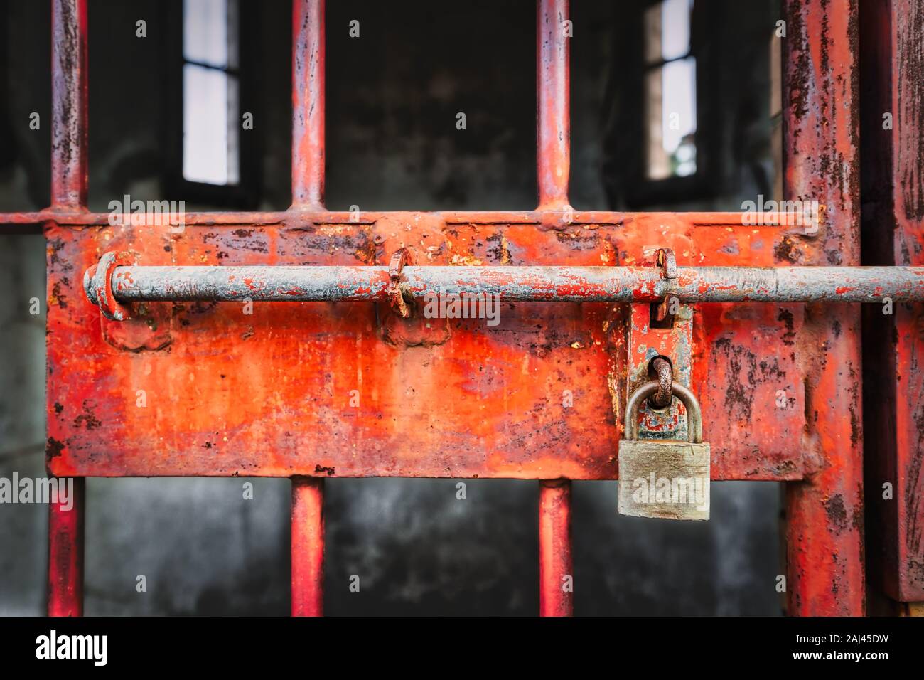 Une porte verrouillée avec des bars près de Verny Park à Yokosuka, Japon. Banque D'Images