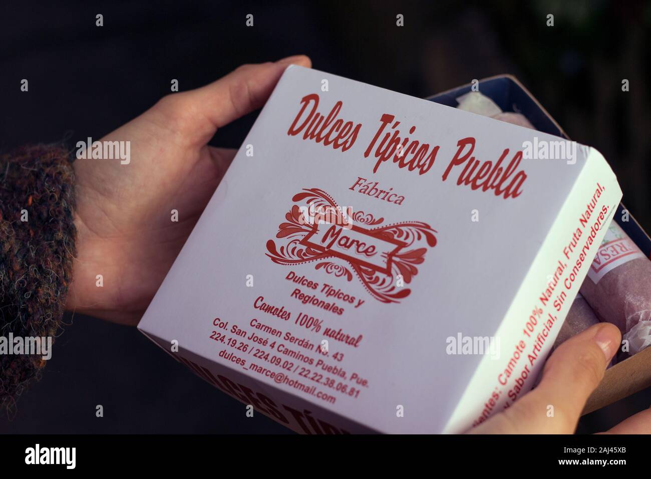 Mexican Dulces Tipicos.Woman is holding une boîte avec assortiment de bonbons traditionnels Banque D'Images