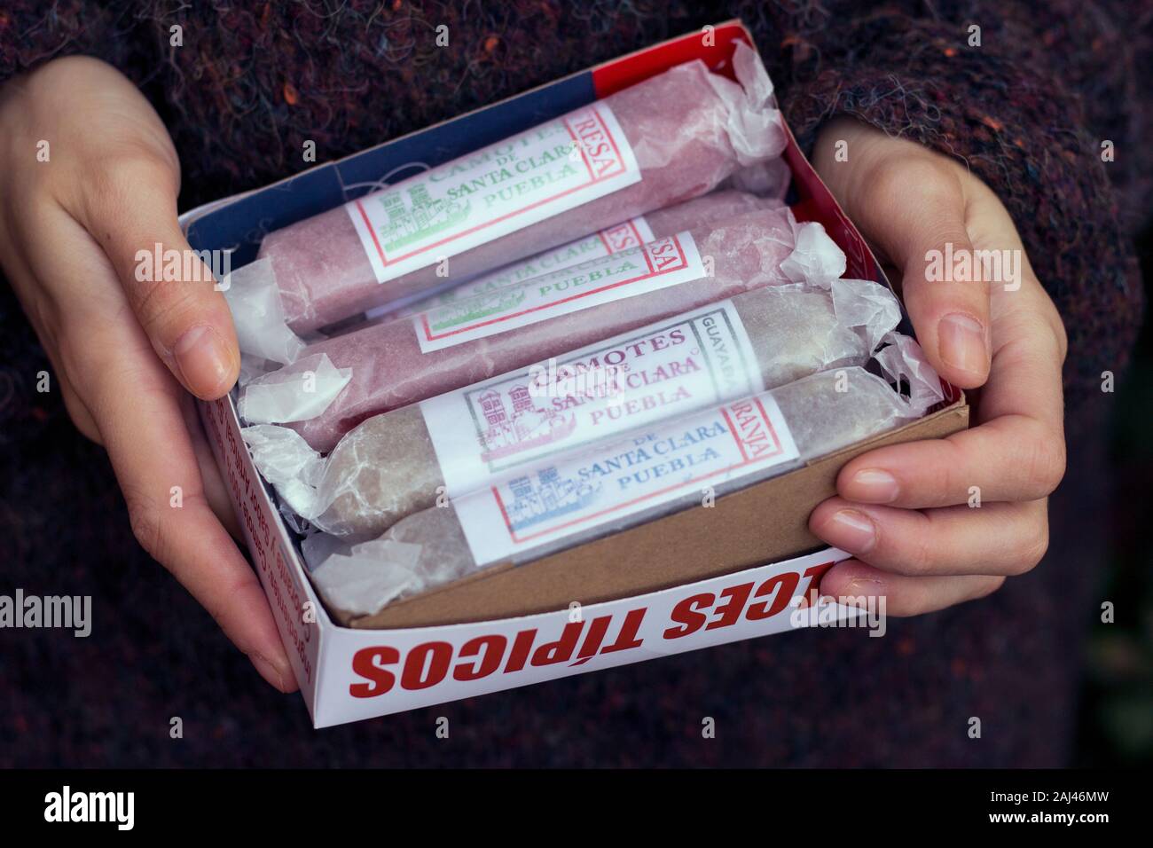 Mexican Dulces Tipicos.Woman is holding une boîte avec assortiment de bonbons traditionnels Banque D'Images