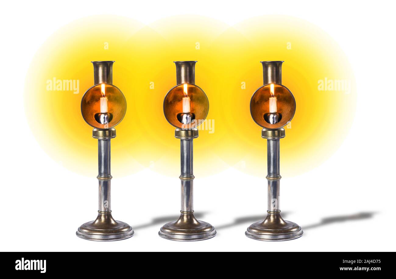 Meubles anciens chandeliers à ressort fait autour de 1900 avec des bougies bougie allumée. Banque D'Images