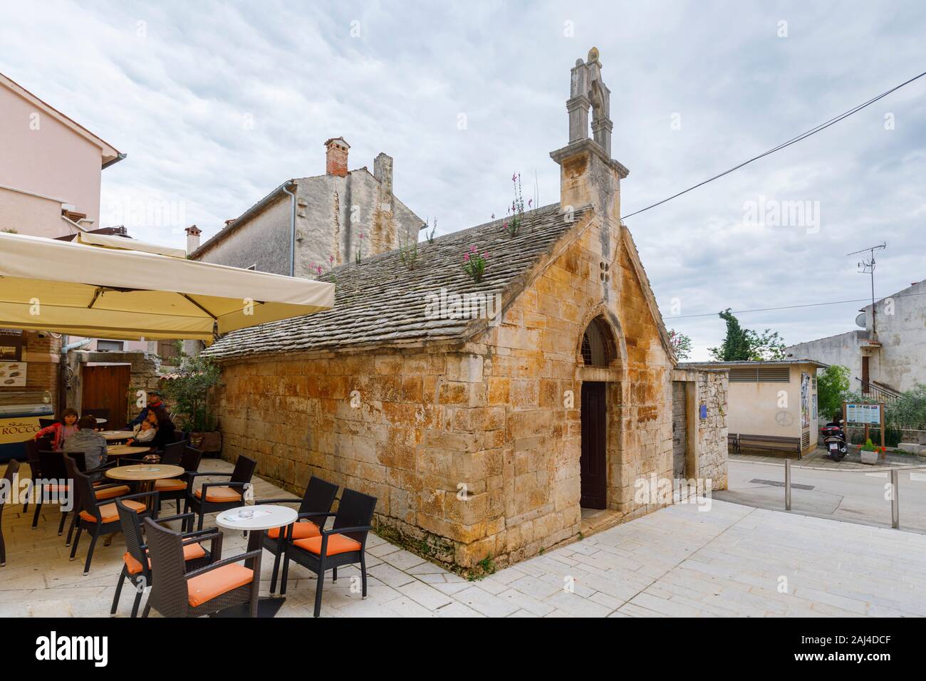 Vue extérieure de l'Église Saint-esprit, balle, une petite colline située dans le comté de l'Istrie, Croatie. L'intérieur contient de magnifiques fresques Banque D'Images