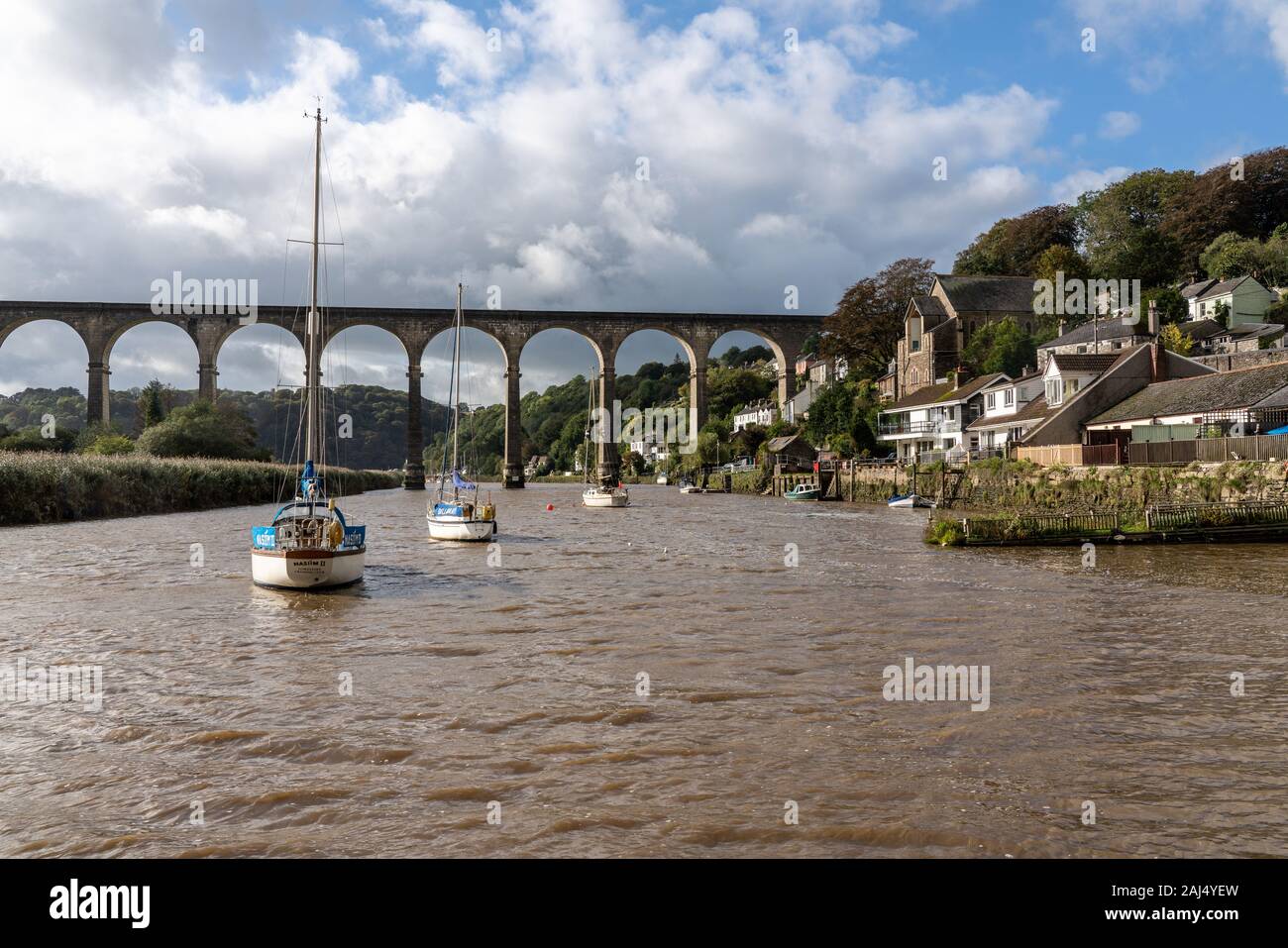 Calstock, UK - 29 septembre 2019 : bateaux amarrés dans la Rivière Tamar par Calstock à la frontière de Devon et Cornwall Banque D'Images