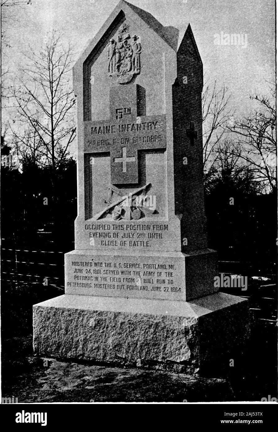 Maine à Gettysburg [ressource électronique] . Le 18 février, et libéré le 23 février 1865. 364 MAINE À GETTYSBURG. MONUMENT DU CINQUIÈME RÉGIMENT DU MAINE. Le monument se trouve au nord de Little Round Top, sur le côté nord de la route menant de l'Taneytown road à l'Emmitsburg road andintersecting ce dernier au Peach Orchard. Le monument a une conception-elab orate, montrant sur son visage les armoiries du Maine, le Greekcross du sixième corps, et un groupe de trophées de guerre. Admeasurements : Base, six pieds par quatre pieds sur un pied dix pouces;socle, quatre pieds six pouces par deux pieds six pouces par un Banque D'Images