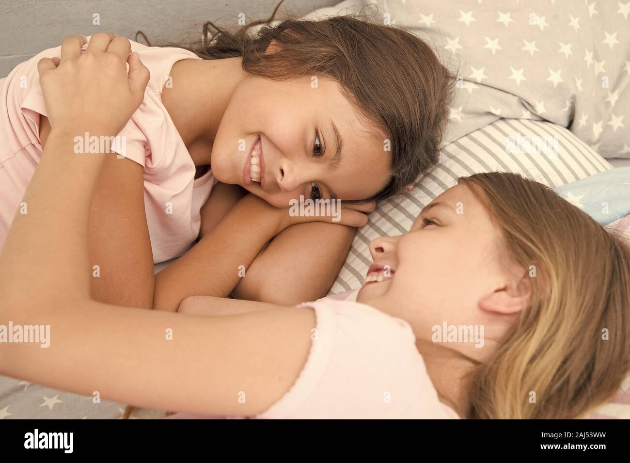 Montrant Ma Soeur Un Peu D Amour Adorable Girl Holding Sa Petite Sœur Avec Amour Un Moment De Pur Amour Entre Les Petits Enfants L Amour De La Famille Photo Stock Alamy