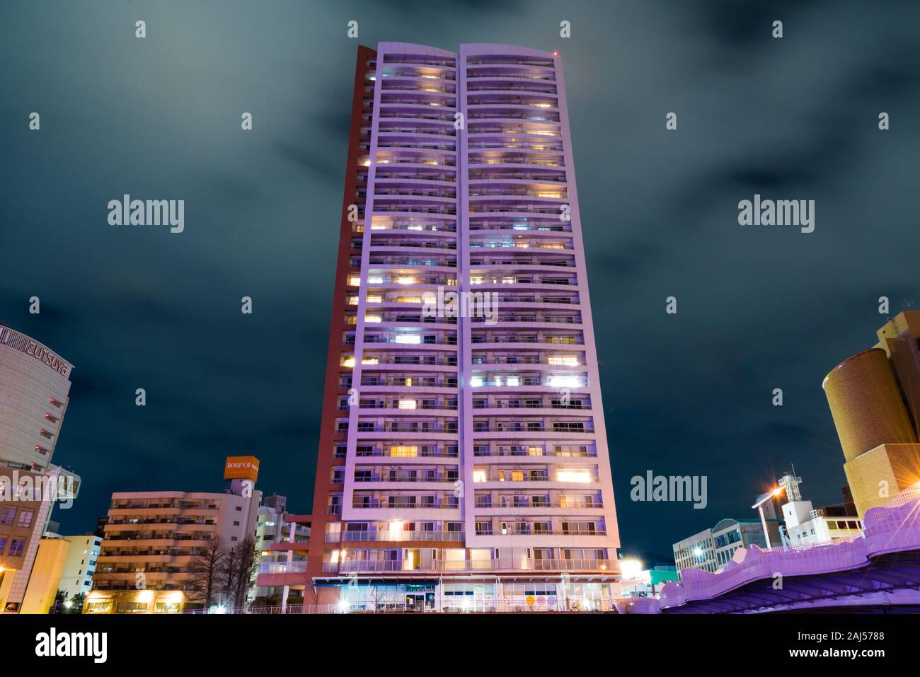 Kokura Tower at night - prises à la veille du Nouvel An le 31 décembre 2019, à Kokura Kitakyushu (Japon). Banque D'Images