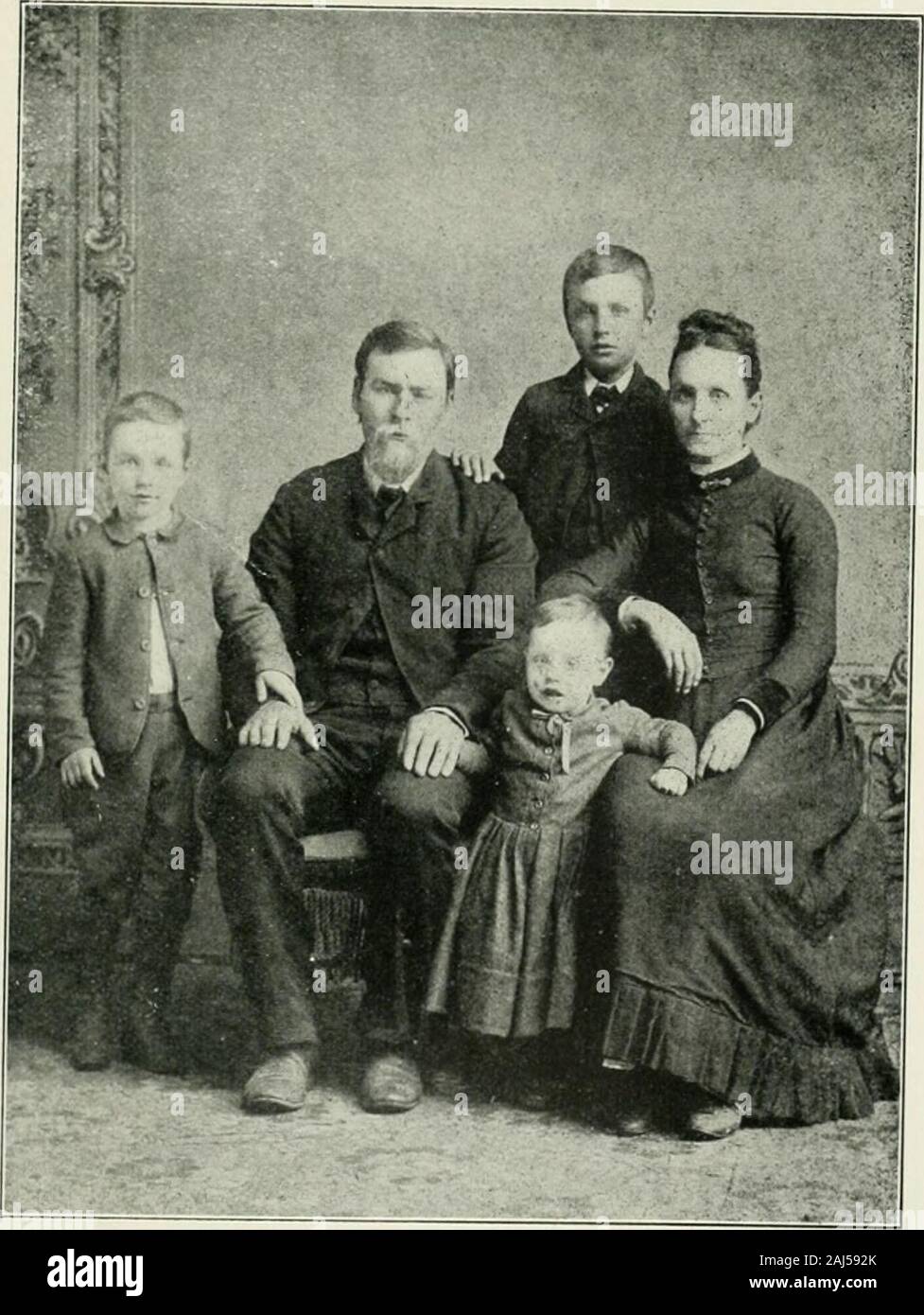 Passé et présent de Jasper County, Iowa . haswatched le comté de développer dans l'une des plus riches sections agricoles. inIowa CHARLES FREMONT ROSS. L'un des derniers agriculteurs et stockraisers d'Elk Creek Township, comté de Jasper, qui a travaillé fort pour ce qu'il possède à présent est CharlesFremont Ross. Il sait comment apprécier la vraie dignité du travail et de l'toplace une estimation exacte de la valeur de l'argent. Néanmoins, il est liberalin ses bienfaits et se tient toujours prêt à les soutenir avec son influence andmeans toutes les mesures pour le bien-être matériel et moral de la communauté auquel il a s Banque D'Images