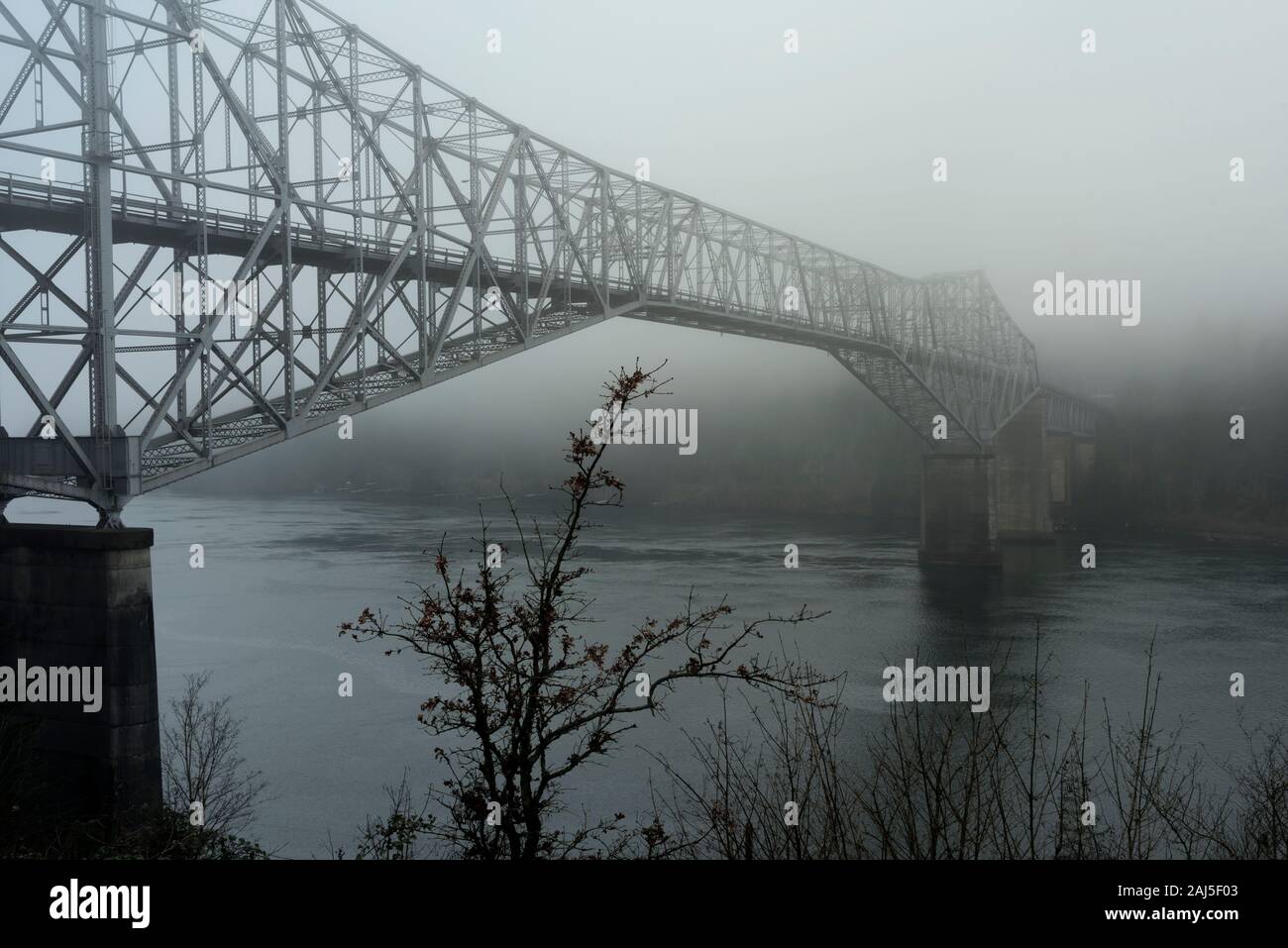 C'est le pont de dieux il en cascade Locks en un jour brumeux dans la Columbia Gorge, Oregon. C'est à un point précis dans le fleuve Columbia. Banque D'Images