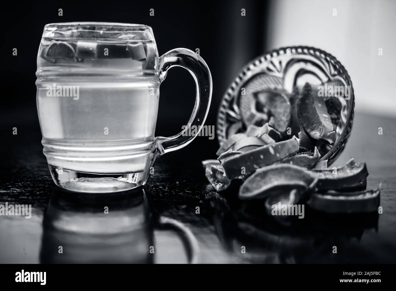 Close up of glass mug sur la surface en bois contenant de l'aloe vera boisson detox dans le long avec l'ensemble de ses ingrédients de base avec elle. Tourné avec blurre horizontale Banque D'Images