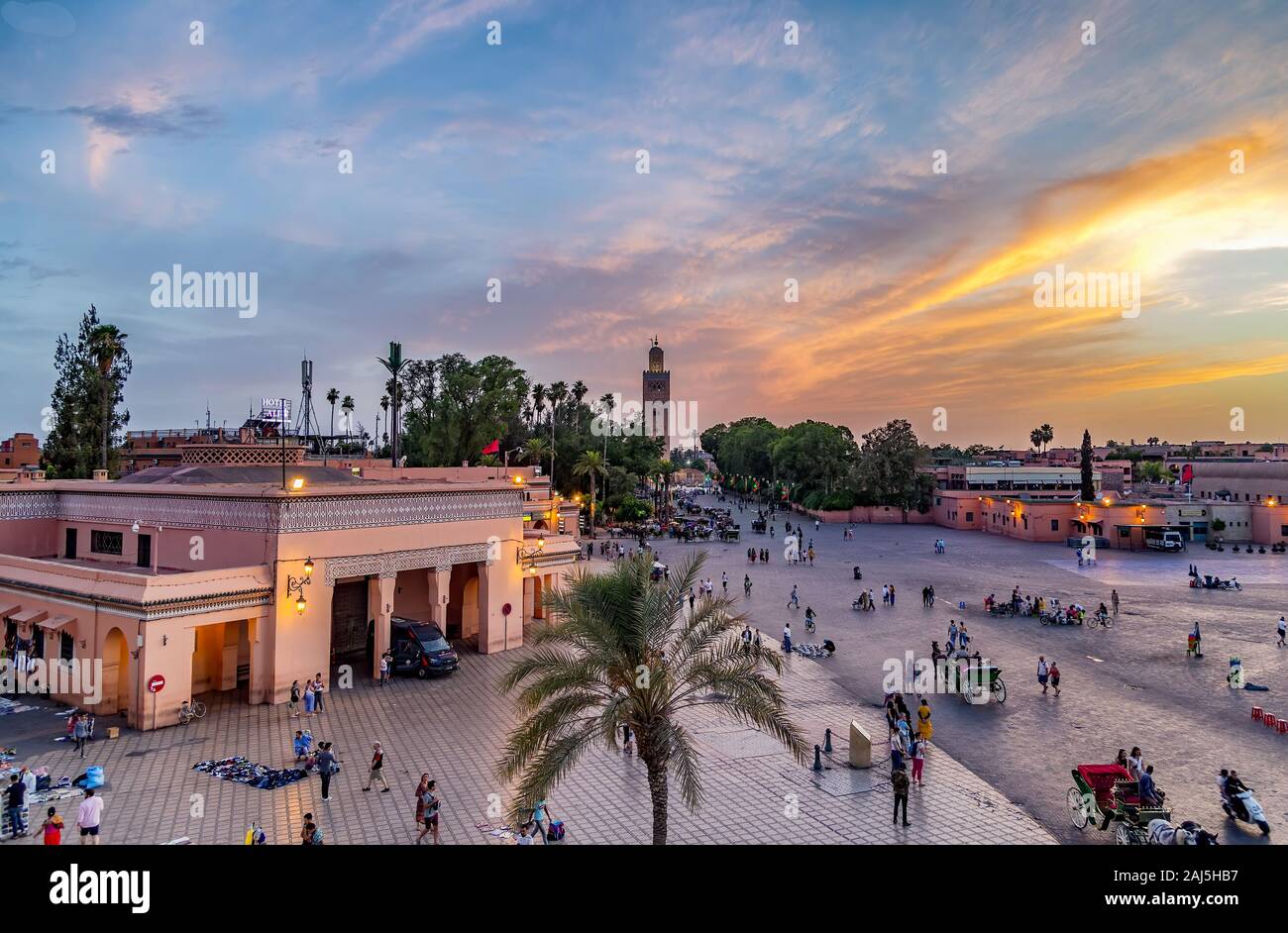 Place Jamaa el Fna. Vue sur la place par le coucher du soleil avec la mosquée Koutoubia.Il est également connu par plusieurs autres noms, tels que Jami 'al-Kutubiyah, Kotoubia, Banque D'Images