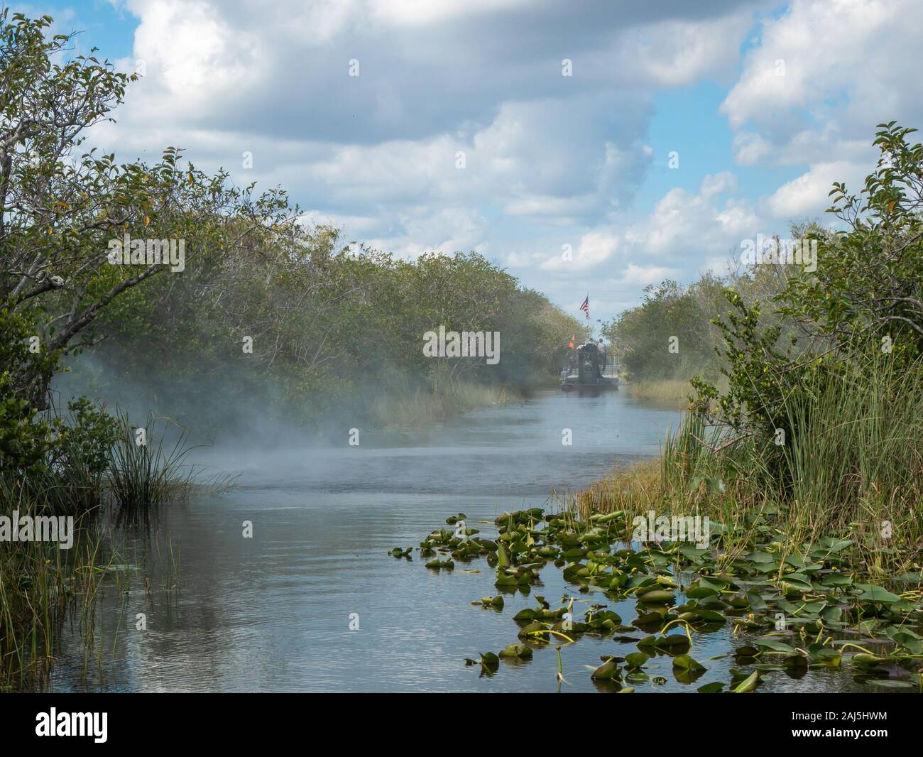 Bateau d'air et d'échappement service auprès d'un autre bateau dans le chenal au Parc National des Everglades, en Floride Banque D'Images