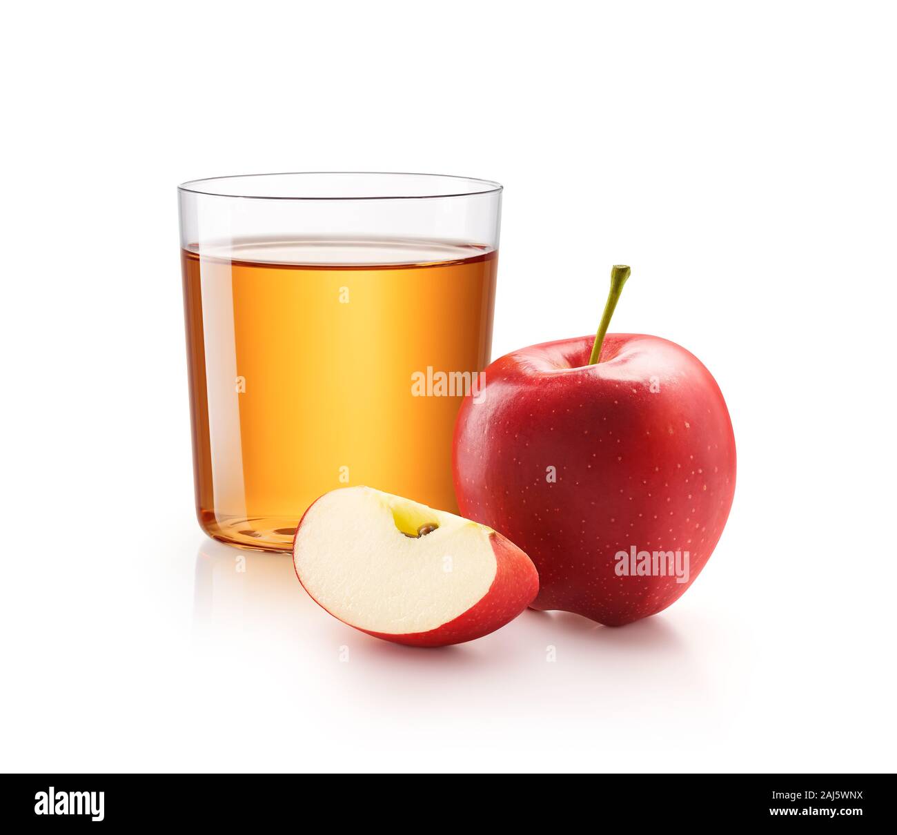 Un verre de jus de pomme avec des pommes rouges isolé sur fond blanc Photo  Stock - Alamy