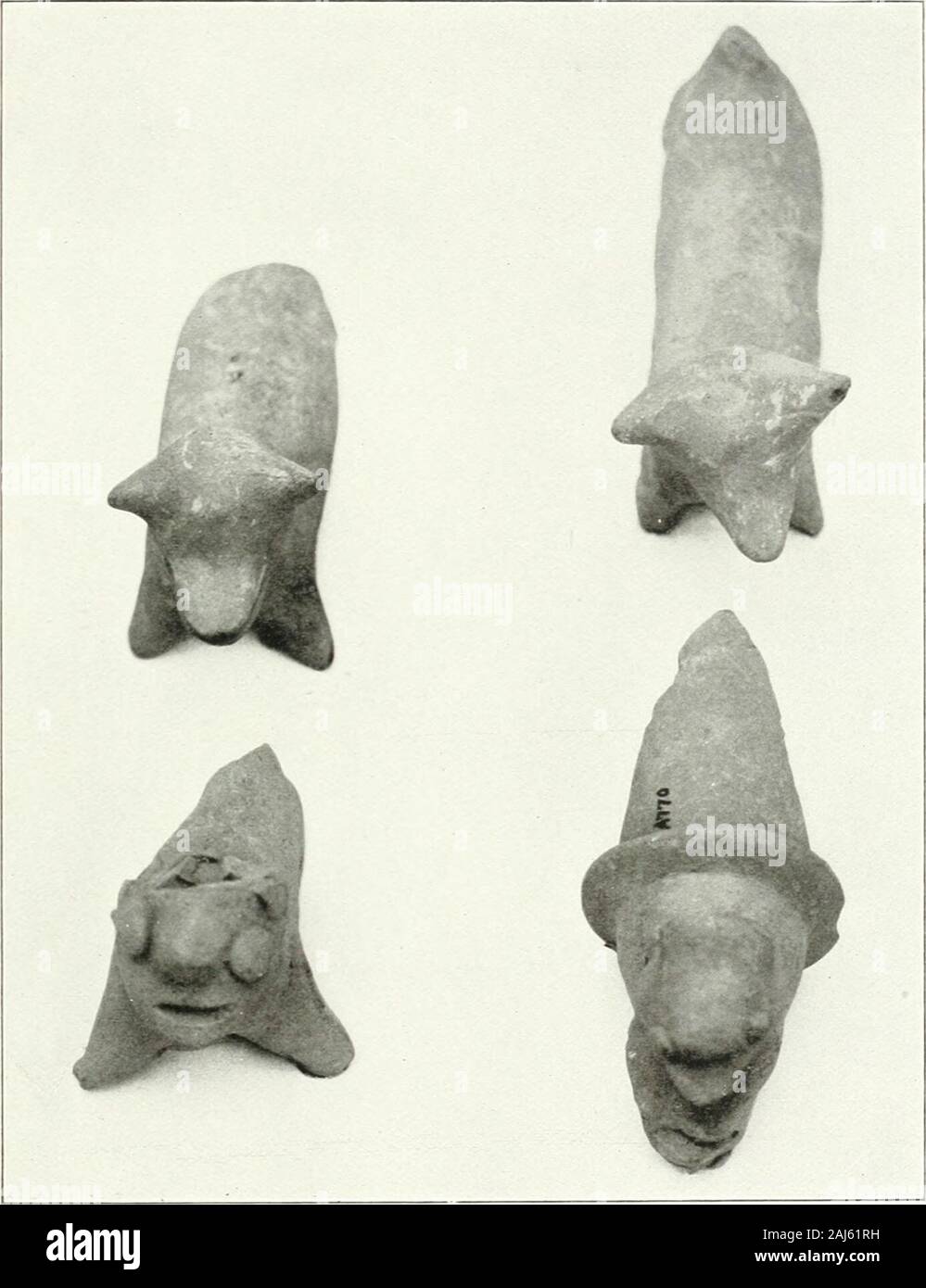 Les recherches archéologiques sur l'île de La Plata, de l'Équateur . Roulement Fragments schématiques ; têtes de serpents. FIELD COLUMBIAN MUSEUM. L'ANTHROPOLOGIE, PL. C.. Quadrupèdes schématiques ; Représentant des fragments. FIELD COLUMBIAN MUSEUM. L'ANTHROPOLOGIE, PL. Cl. Banque D'Images