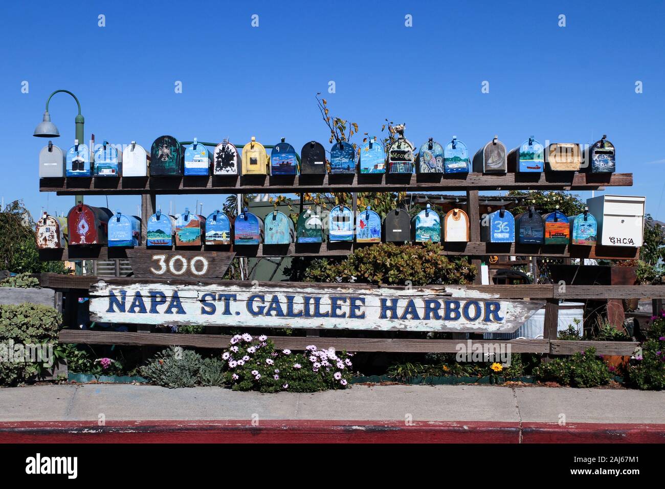 Boîtes aux lettres en face de Napa St. Galilée Harbour bohemian péniche à Sausalito, États-Unis d'Amérique Banque D'Images