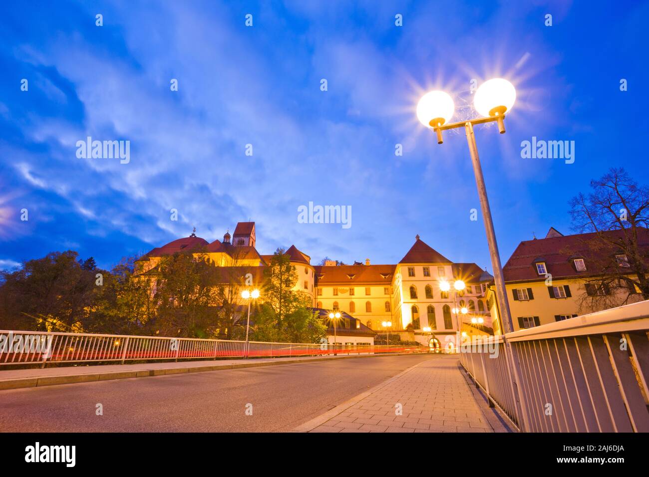 La vie nocturne dans la vieille ville de Füssen, en Bavière, Allemagne. Banque D'Images