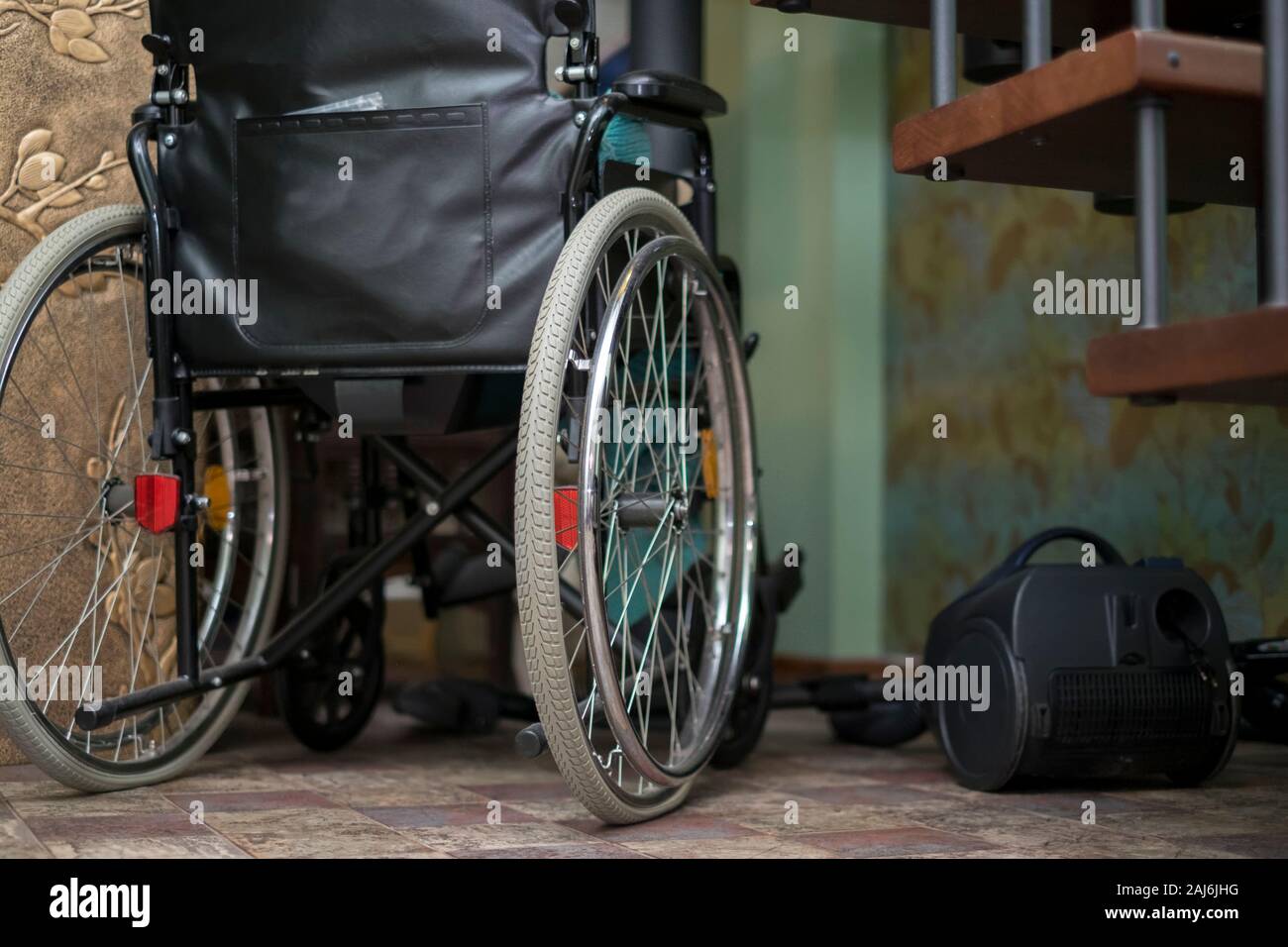 Un fauteuil roulant abandonnés sous un escalier, piscine shot Banque D'Images
