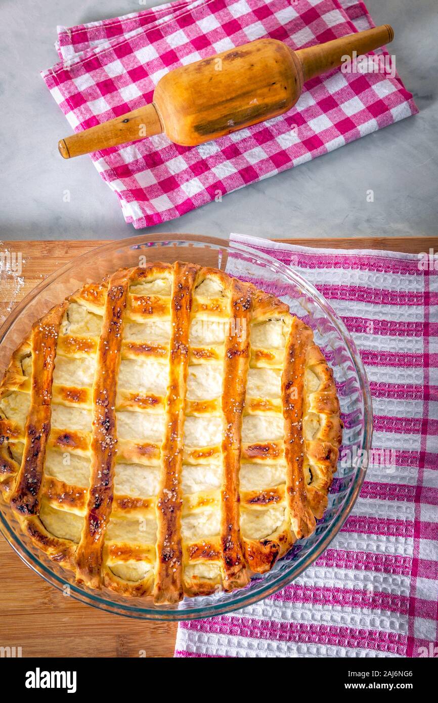 Tranches de gâteau avec du fromage cottage et de thé au citron. Banque D'Images