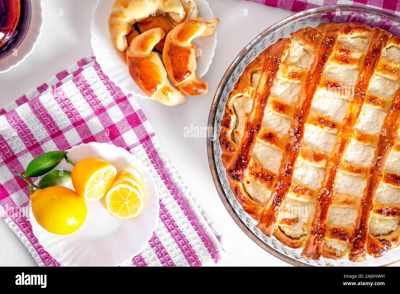 Tranches de gâteau avec du fromage cottage et de thé au citron. Banque D'Images