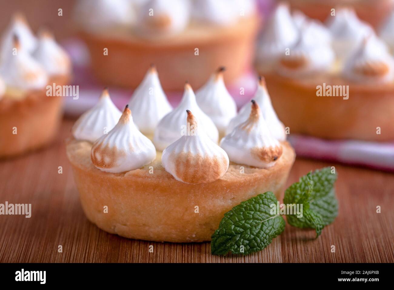 Cupcakes élégant avec du citron meringue et Kurd roussies par une flamme. Très savoureux cupcakes. Tartelette à la crème de citron (rempli) kurde et à la meringue Banque D'Images