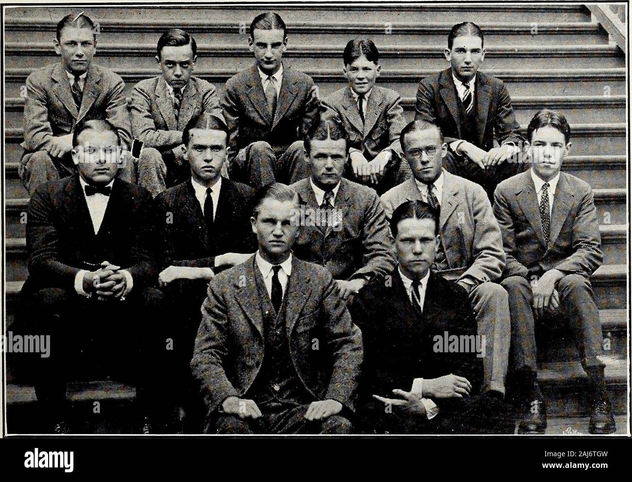 Le bleu et blanc [Série] . MMATS.C ©CHEinr. La société spectaculaire Président William Rees James Secrétaire-trésorier.. Warren Brown Membres Koehler E. O. James Main Hildreth C. W. Hooven E. E. Tullis Richard Lund W. R. Edwards J. S. Murphy M. F. Macfarlane George Poole MembersMr honoraire. Mme Jackson Jones Mme Jones [51] La société spectaculaire cette année a suivi une plus successfulprogram dans ses activités. Un jeu de durée inhabituelle et difficulté,deux comédies légères, et d'un bazar, le premier du genre donné par thesociety en dix ans, ont été atteints avec compétence extraordinaire. Sur l'action de grâce E Banque D'Images