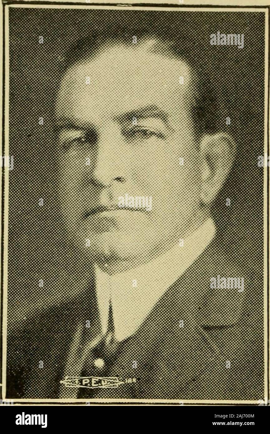 Les fonctionnaires du Massachusetts . CURRAN, George E., Boston 6tli suf-folk district sénatorial, Démocrates. Naissance : roxbury. Études : Boston l'école publique. Entreprise : Theatrical Stage Manager. Organisations : élans, aigles, K. De C,A. O. H., la mécanique théâtrale, irlandais-Chari, l'étape de la table Employés, Quartier 13 démocrates-ic Club, Club, Club de Kearsarge pionnier,Shawmut Club. Office Public : House 1914 à 1917. Sen-ate 1918, 1919, 1920. 47. CURTIN, JOHN A., 1795 Norfolk-Suffolk district sénatorial, républicain. Naissance : Boston, le 3 avril 1870. Études : Massachusetts Institute of Technology. Profession : avocat. Société Banque D'Images