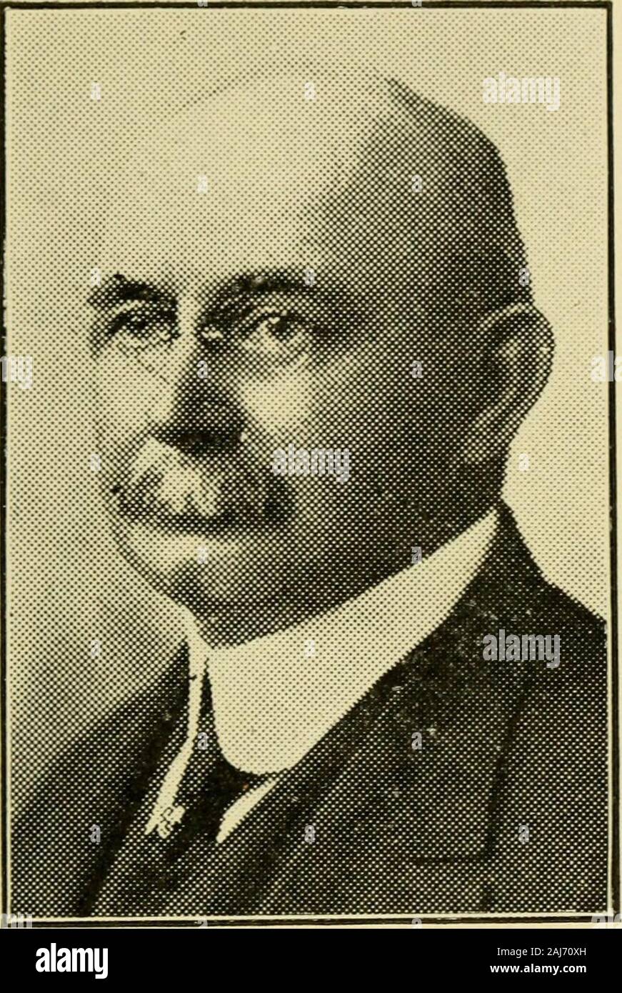 Les fonctionnaires du Massachusetts . CHAMBERLAIN , GEORGE DUDLEY,Springfield, 1er Hampden Senatorial district, républicain. Naissance : Troie. N. Y., 28 septembre 1858. Éducation:Springfield Collegiate Institute : comptable d'entreprise. Organisations : maçons, SpringfieldChamber de Commerce, Mass. Ligue civique. Office Public : Springfield conseiller municipal 2ans, conseiller municipal 3 ans ; messe. Chambre 1913à 1916 ; Sénat 1917, 18, 19, 20. 44. CHURCHILL, John W., Plymouth, Cap& Plymouth district sénatorial, Republi-can. Naissance : Plymouth, le 17 novembre 1853. Éducation : l'école publique. Entreprise : producteur de canneberges. Organisations : maçons Banque D'Images