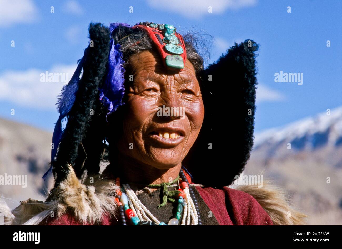 Perak, la coiffe traditionnelle des femmes ladakhis et zanskari Banque D'Images