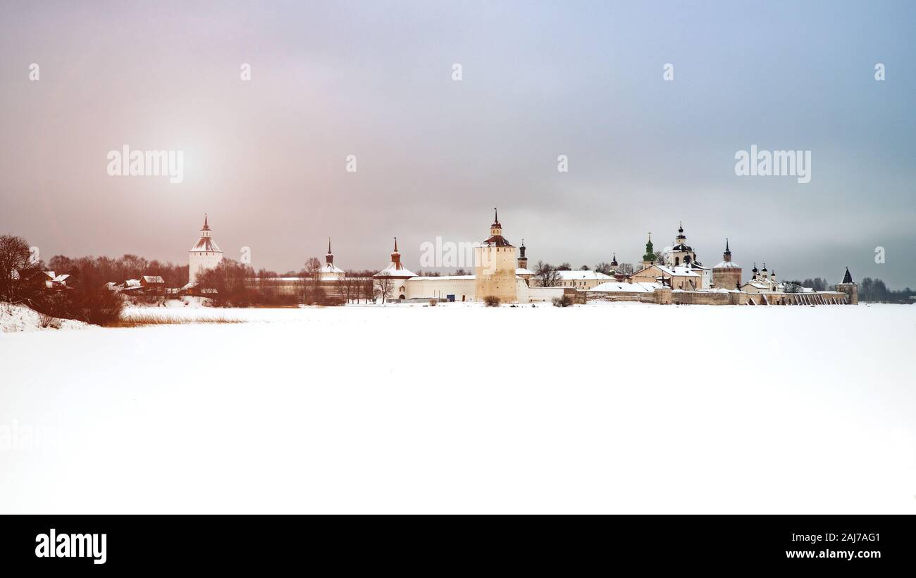 Vue sur le monastère de Kirillo-Belozersky à partir de la rive du lac Siversky Banque D'Images