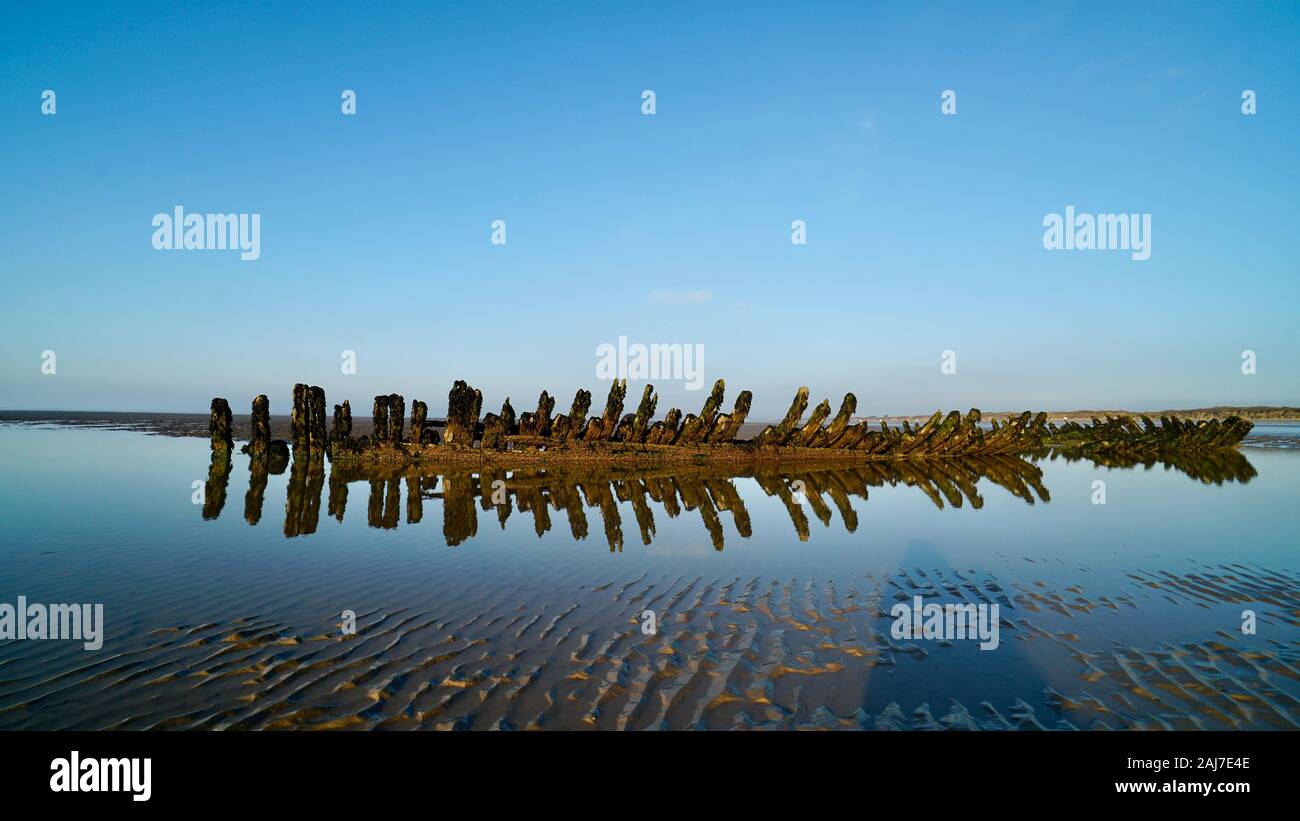 Vestiges de l'épave du SS Nornen Berrow, Plage, Somerset, Angleterre, qui peut être vu à marée basse. Banque D'Images