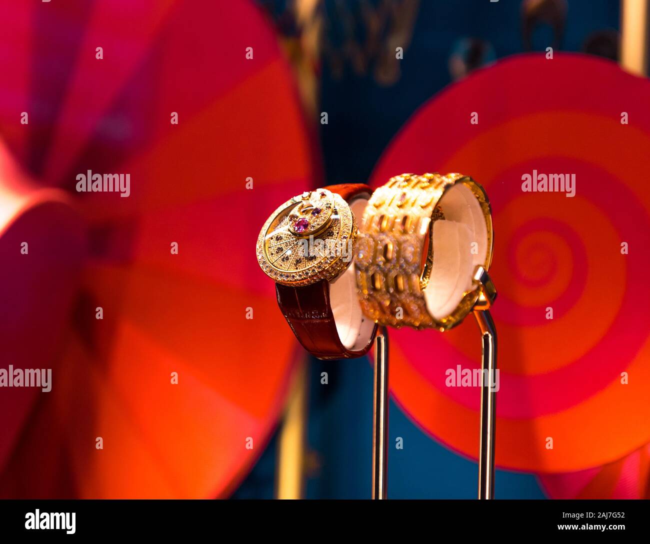 Décoration de Noël Via Monte Napoleone, où les gens de Milan et toute l'Italie va pour cher shopping. Banque D'Images