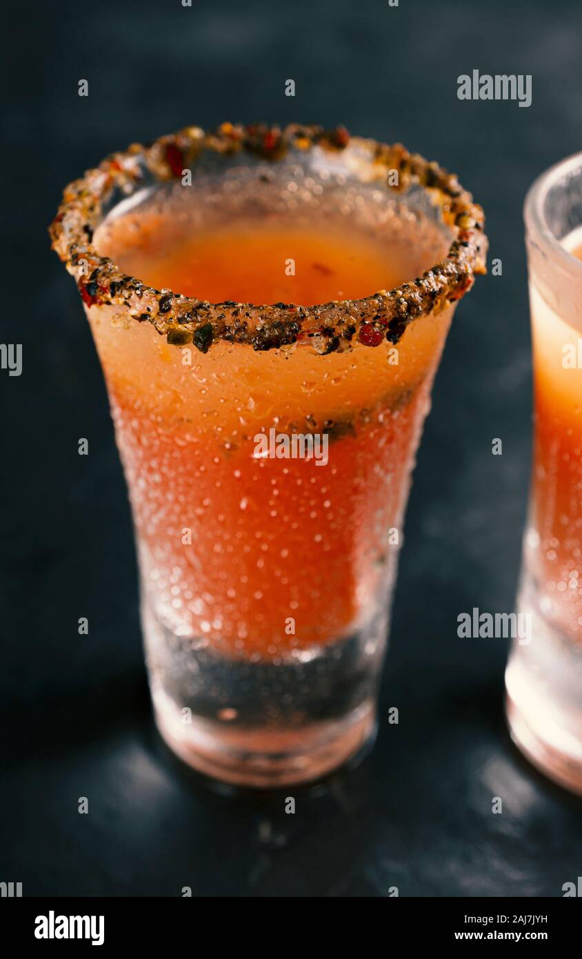 Vodka citron, feuilles de céleri, le Tabasco sel, jus de la sauce Tabasco,  jus de la sauce Tabasco, la sauce Worcestershire, le jus d'une saisie,  cocktail garni Photo Stock - Alamy