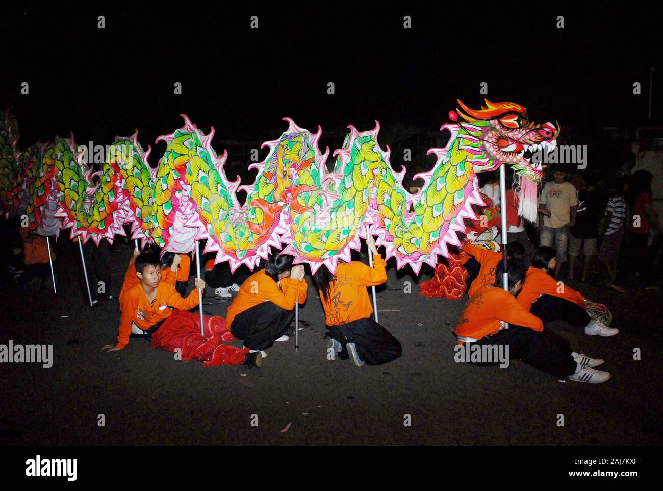 Un groupe de danseur de marionnette dragon reste après leur performance en célébration du nouvel an chinois festival. Banque D'Images