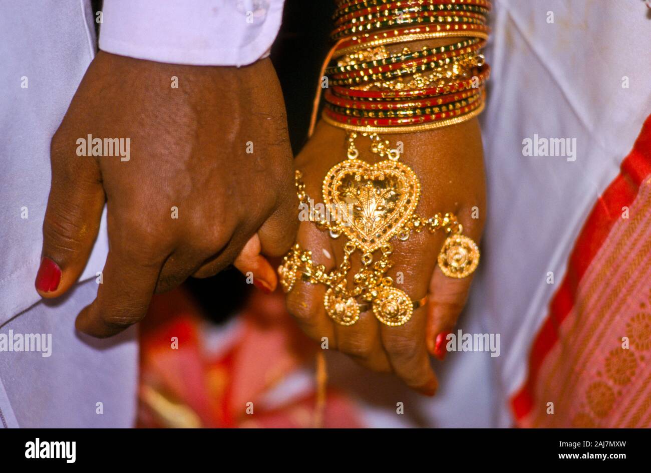 Des bijoux à la main d'une femme locale juste marié à Hampi Banque D'Images