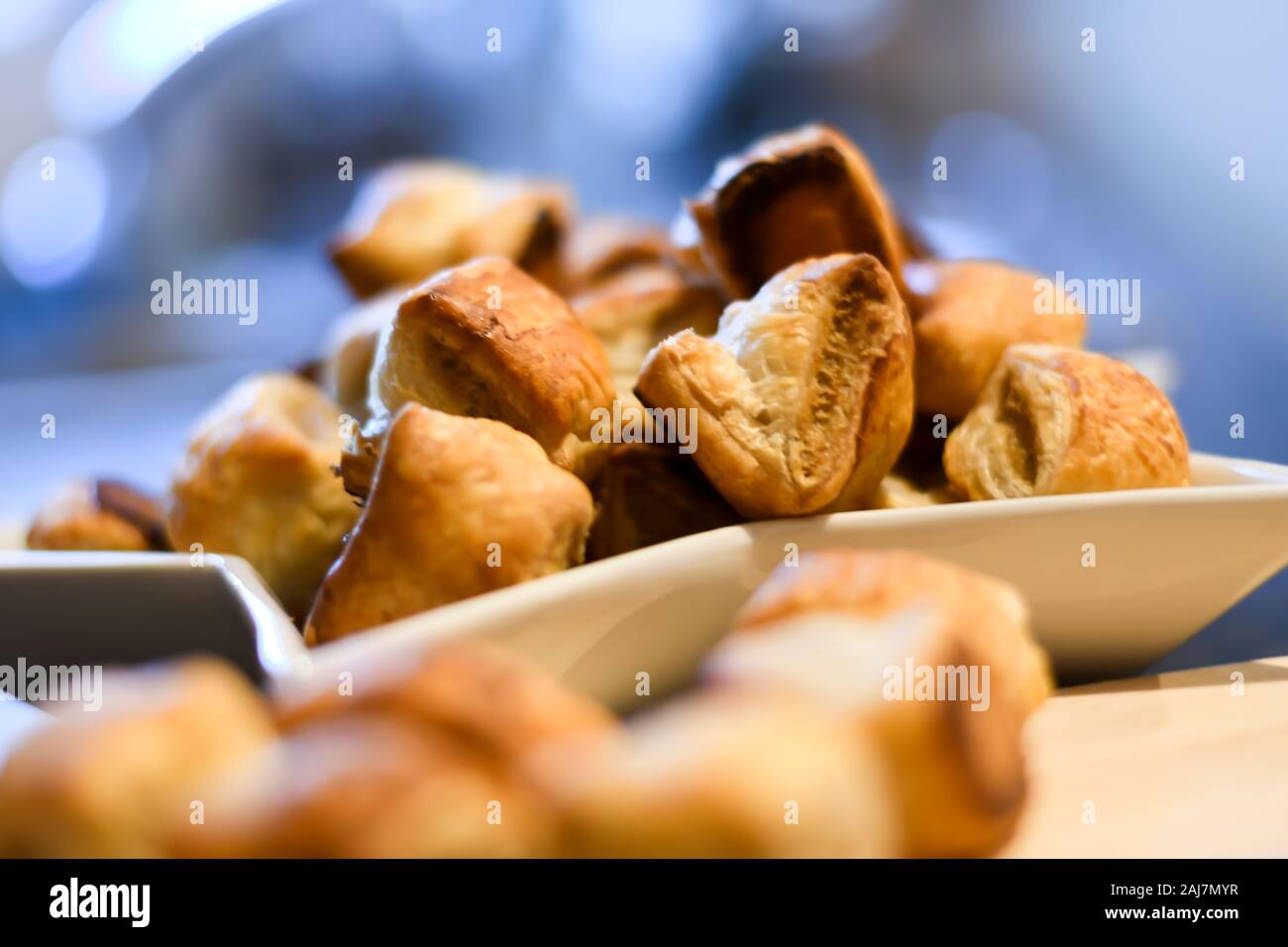 Rouleaux de saucisses empilés sur un plat en forme d'étoile Banque D'Images